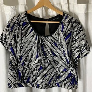 Chiffon crop top with back peep hole